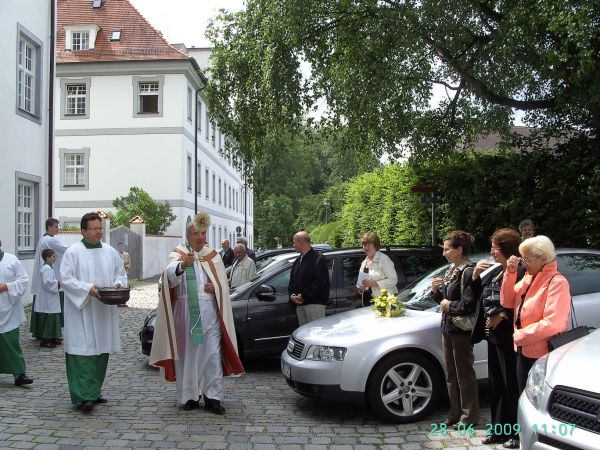 Fahrzeugweihe vor dem Portal des Marienmünsters